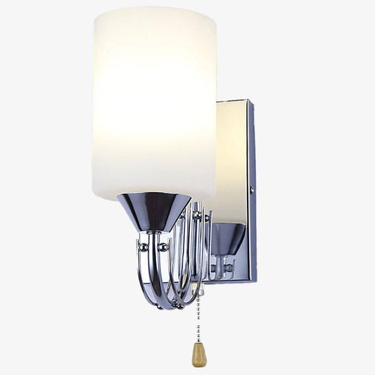 Chromen wandlamp en cilindervormige glazen lampenkap