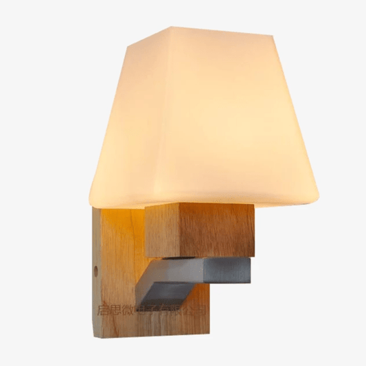 Houten wandlamp en glazen piramide lampenkap