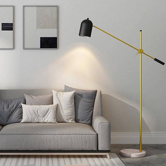 Goudkleurige LED design vloerlamp met zwarte lampenkap en marmeren voet