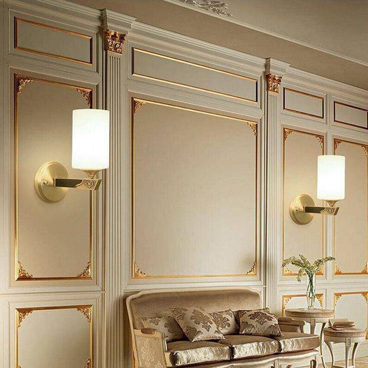 Goudkleurige wandlamp met cilindervormige glazen kap Indoor