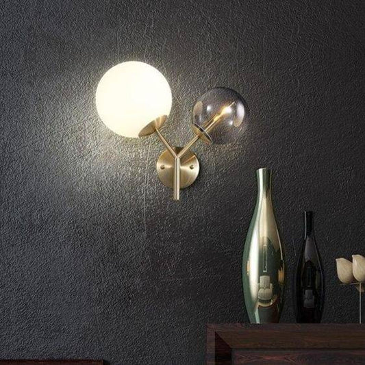 Designer LED wandlamp in goud metaal met twee glazen bollen
