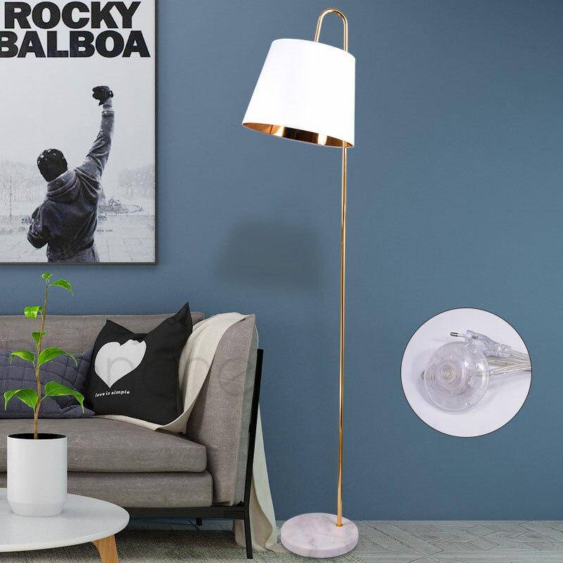 Designer LED-vloerlamp in marmer met gouden conische lampenkap