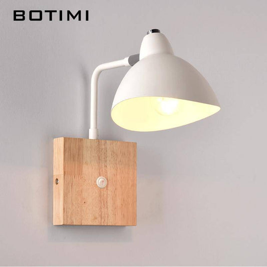 Houten wandlamp met wit metalen lamp Botimi