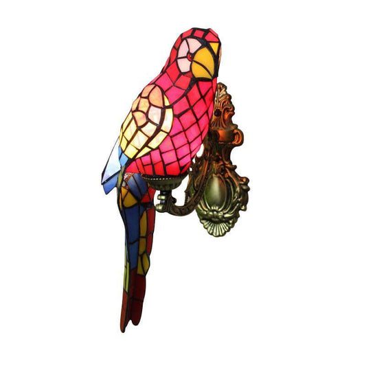 Rustieke antieke wandlamp met kleurrijke papegaai