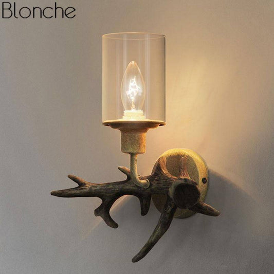 LED wandlamp met houten hertenhoorns en glazen lampenkap