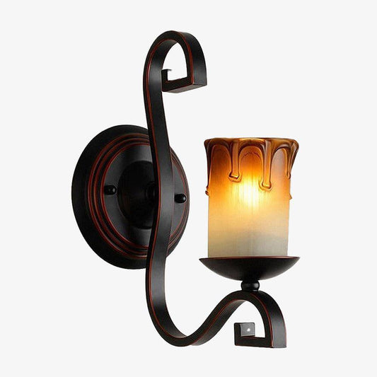 Rustieke antieke wandlamp met uitgebrande kaars