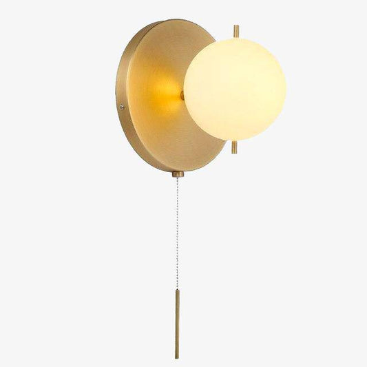 Goudkleurige design wandlamp met glazen bol Roof