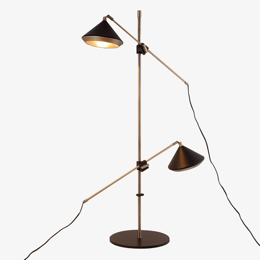 Design vloerlamp met twee verstelbare lampenkappen op een gouden Sofa voet